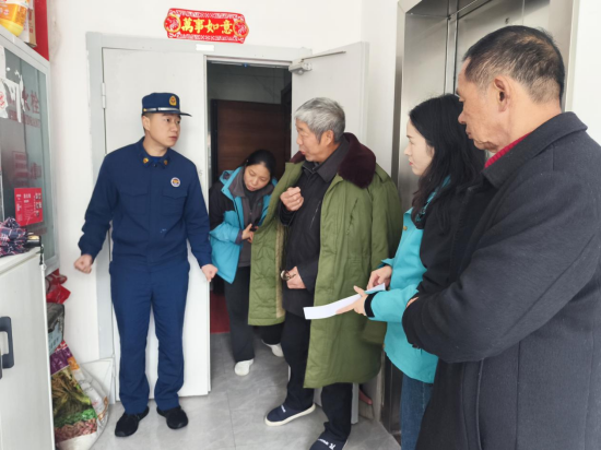 咸宁市“火焰蓝”宣教队为居民和物业工作人员讲解消防设施周边堆放杂物的危害 黎丹/摄