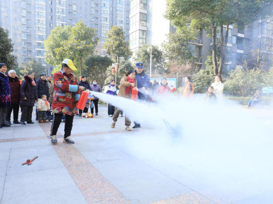 鄂州市消防宣传员正在指导居民如何正确使用灭火器扑救初起火灾 汪澜/摄