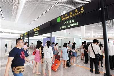 记者体验T3航站楼智能化系统。本报记者 李斌 摄
