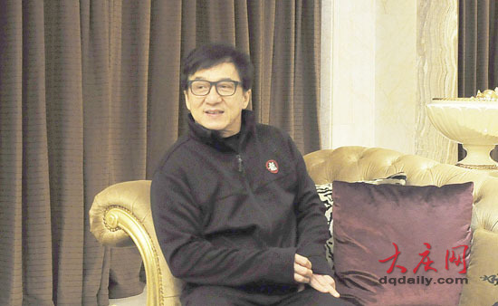 成龙抵达大庆后，记者第一时间对其进行了短暂采访。