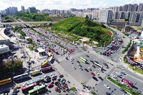 昨日下午3时,原三岸高速收费站出城各方向车流已排成长龙 本报记者 段柳健 摄