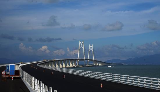 老外漫天要价成就中国超级工程 港珠澳大桥竣