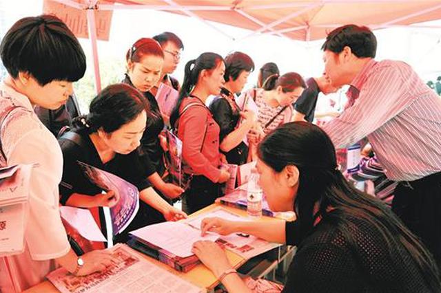 图为：洪山区中招咨询会昨日上午在马房山中学举行