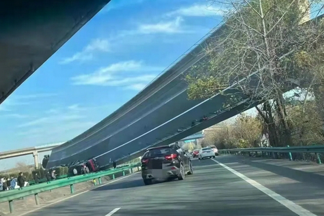 突发！沪渝、大广高速交汇处鄂州境内跨线桥垮塌