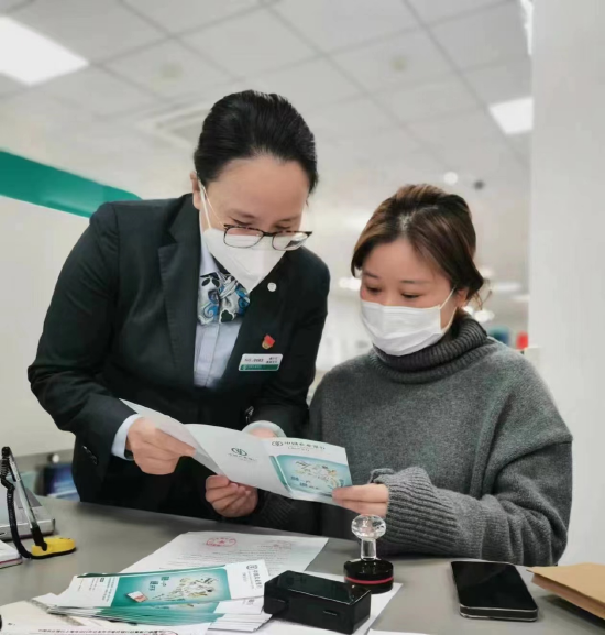 　　2022年12月19日，对公客户至农行上海机场支行开立本外币一体账户，网点副行长正在为客户介绍本外币合一结算账户的特点和办理流程。