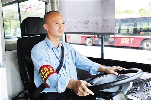驾驶员驾驶B01路公交车保障“两会”期间乘客出行。 (黄尉 摄)