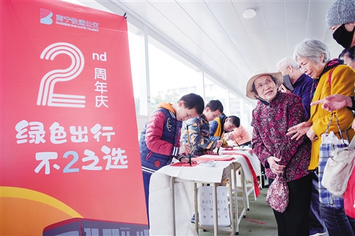 在南宁BRT举办的2周年庆宣传活动中,民主路小学书法班的学生在BRT通道内挥毫泼墨,为市民书写春联。
本报记者叶子榕 摄