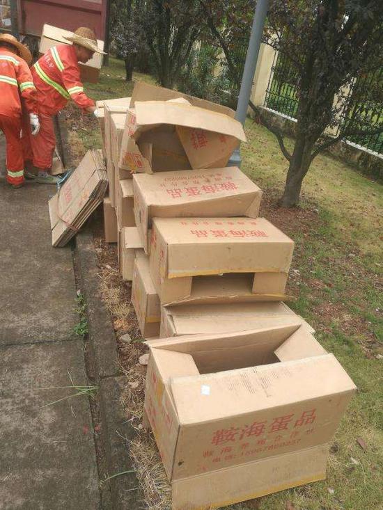 ●货车上88个鸡蛋箱,其中70个是空箱