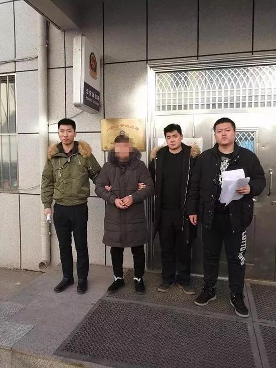 犯罪嫌疑人李某被警方送往派出所。图片由警方提供