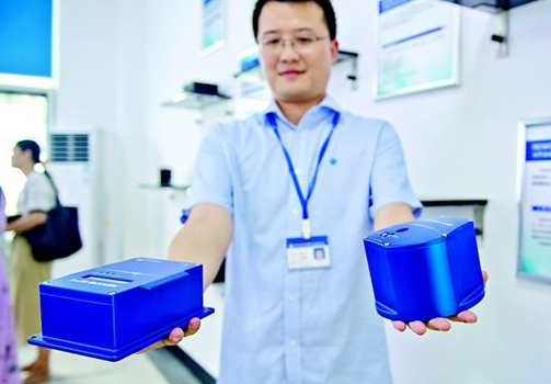 图为:自主研制的地震监控系统核心设备