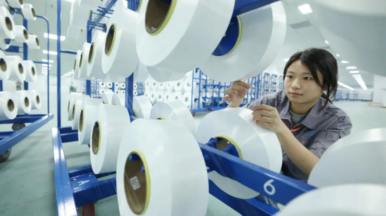 在永昌（天门）新材料有限公司车间，员工在高性能锦纶长丝生产线上工作。（资料图）