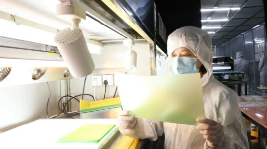 在湖北宝昂新材料科技有限公司生产车间，工人加紧赶制偏光片。（资料图）