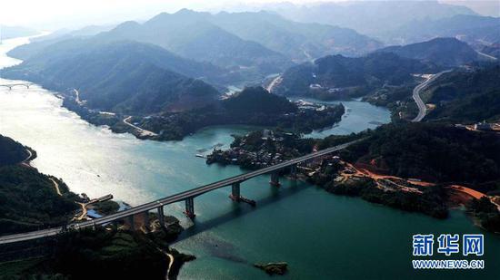 横跨红水河的广西河池至百色高速公路(11月25日无人机拍摄)。新华社发 (高东风 摄)