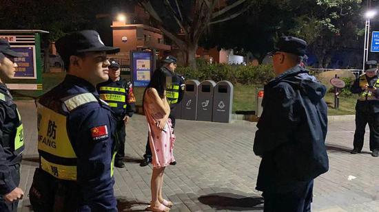 在民警的劝导下,李女士情绪逐渐恢复平静