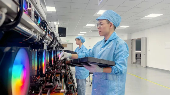 在天门市钜储电子有限公司车间，员工在测试内存条。（资料图）