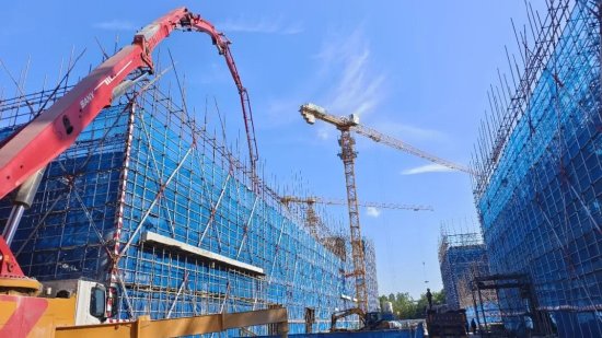 位于侯官口纺织产业园的湖北天艺新材料科技有限公司项目现场，一派繁忙建设景象。（资料图）