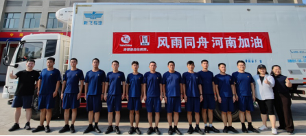 肯德基工作人员快速加热“肯德基自在厨房”炒饭并送到需要的人手中
