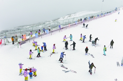 在五峰国际滑雪场,滑雪爱好者们正在畅玩。通讯员李奉君 李传葵提供