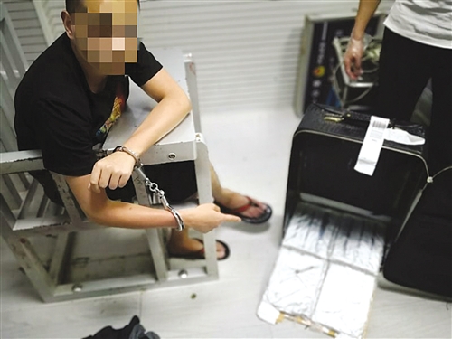 ▲嫌疑人在指认涉案毒品 (警方供图)