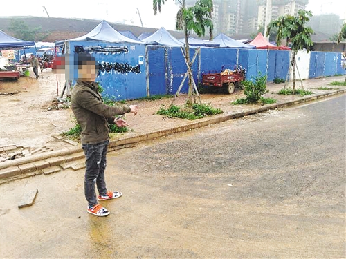 嫌疑人杨某德在指认作案现场(警方供图)