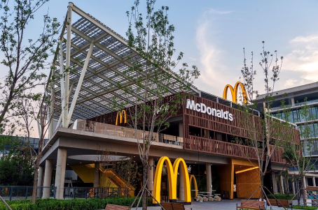 　　麦当劳中国首家“零碳餐厅”- 北京麦当劳首钢园得来速餐厅外观