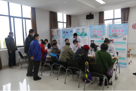 亚心专家义诊团在青鱼嘴社区为居民义诊