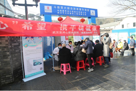 亚心专家义诊团在户部巷社区为居民义诊