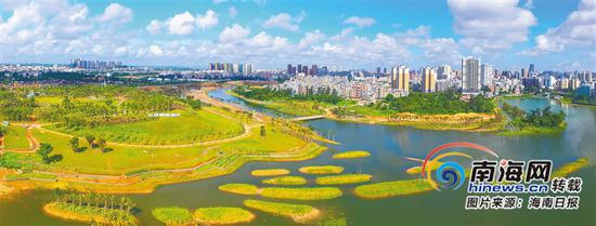 蓝天白云下，海口美舍河凤翔湿地公园美景如画。海南日报记者 张茂 摄