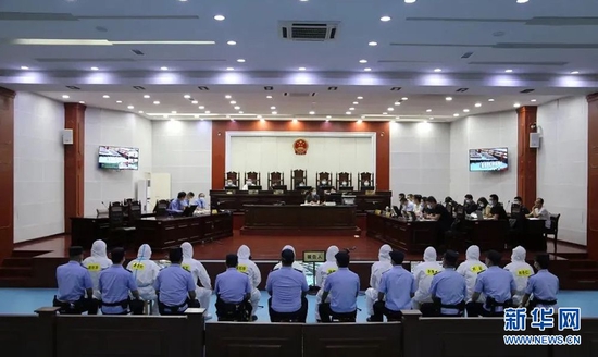6月7日，咸宁市咸安区人民法院公开审理一起受害老人1525名、涉案金额1.94亿余元的养老诈骗案。新华网发