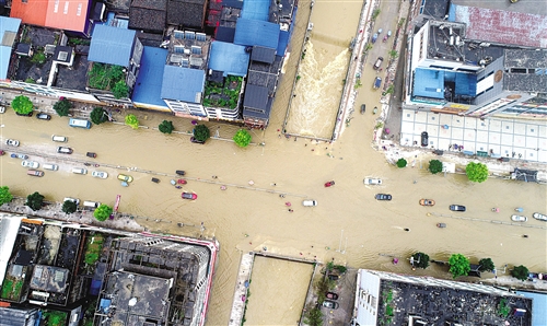 昨日,罗城遭受暴雨袭击,导致县城多处发生内涝 新华社发