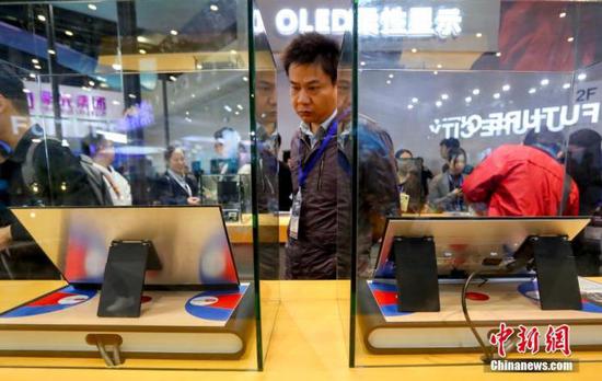 資料圖“11月13日，以“光聯(lián)萬物，智引未來”為主題的第十六屆“中國(guó)光谷”國(guó)際光電子博覽會(huì)暨論壇在武漢中國(guó)光谷科技會(huì)展中心舉辦。中新社記者 張暢 攝