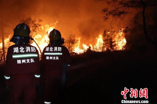 消防员灭火 程奇 摄