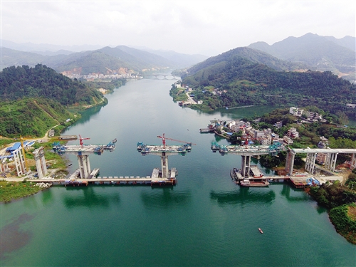 建设中的红水河特大桥是河池至百色高速公路关键控制性工程 本报通讯员 韦璐明 摄