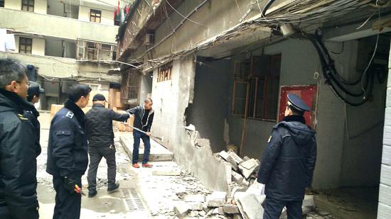 硚口城管拆除玉带一村一抢建违建