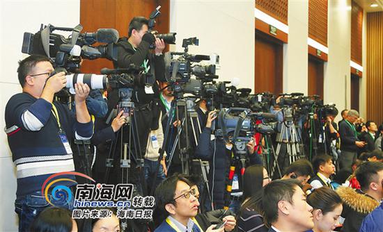 2月2日，众多媒体记者聚焦外交部海南全球推介活动。本版图片均由海南日报特派记者 李英挺 摄