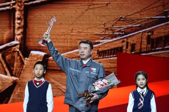 李万君荣获“感动中国”2016年度人物