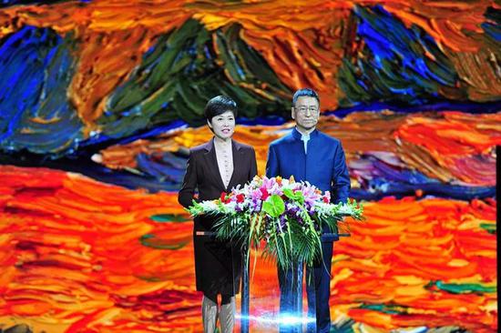 感动中国主持人敬一丹、白岩松