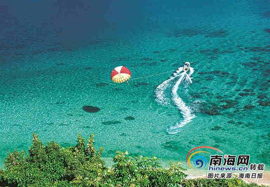 游客在澄澈的海面上玩拖伞。海南日报记者宋国强摄