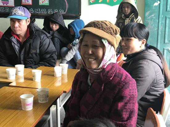 团省委、省青联赴琼中顺利开展春节暖心扶贫慰