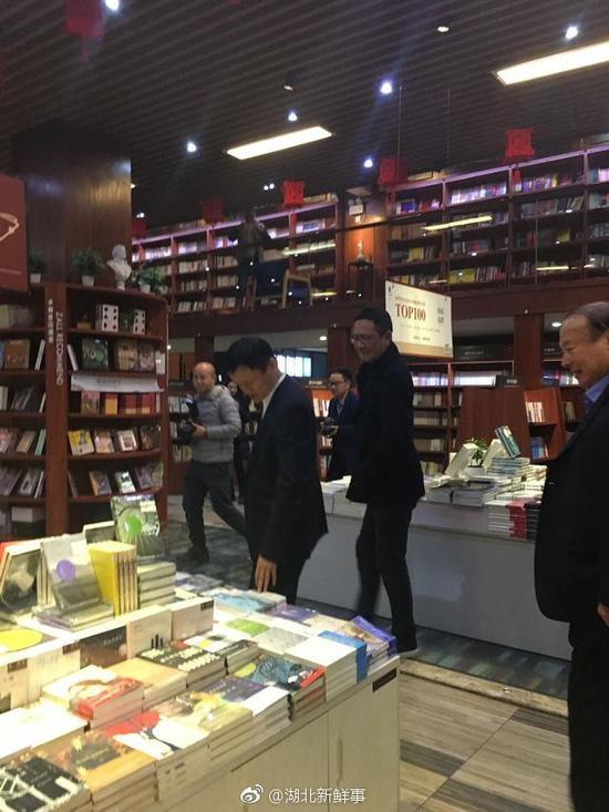 马云再次夜访武汉卓尔书店,阎志秀飞机