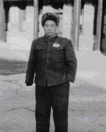 著名的独臂上将贺炳炎担任了第一任成都军区司令员。