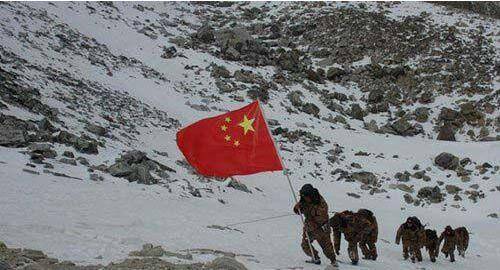 在雪山中巡逻的成都军区驻藏边防部队。