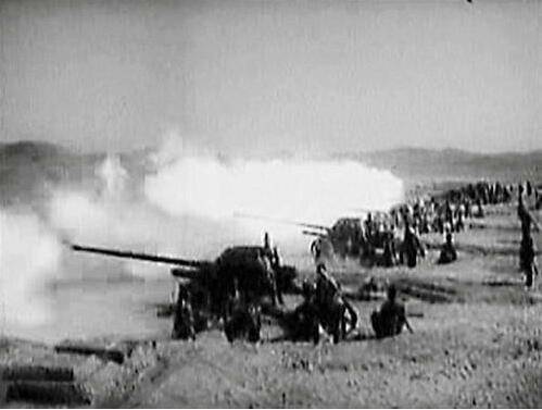 1958年,福州军区炮兵部队在金门炮战中猛烈轰击国民党金门驻军。
