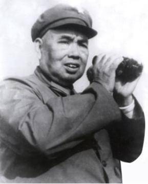 曾任南京军区首任司令员的许世友在对越作战前线。