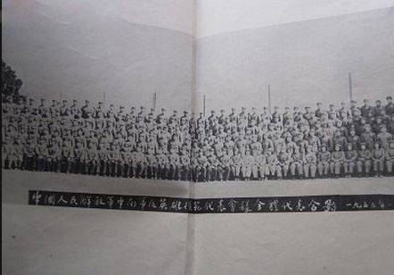 资料图:1955年,中国人民解放军中南军区英雄模范代表会议全体代表合影。