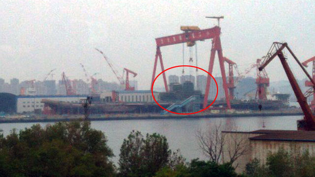 国产航母又有最新进展：舰岛新部件已吊装完成