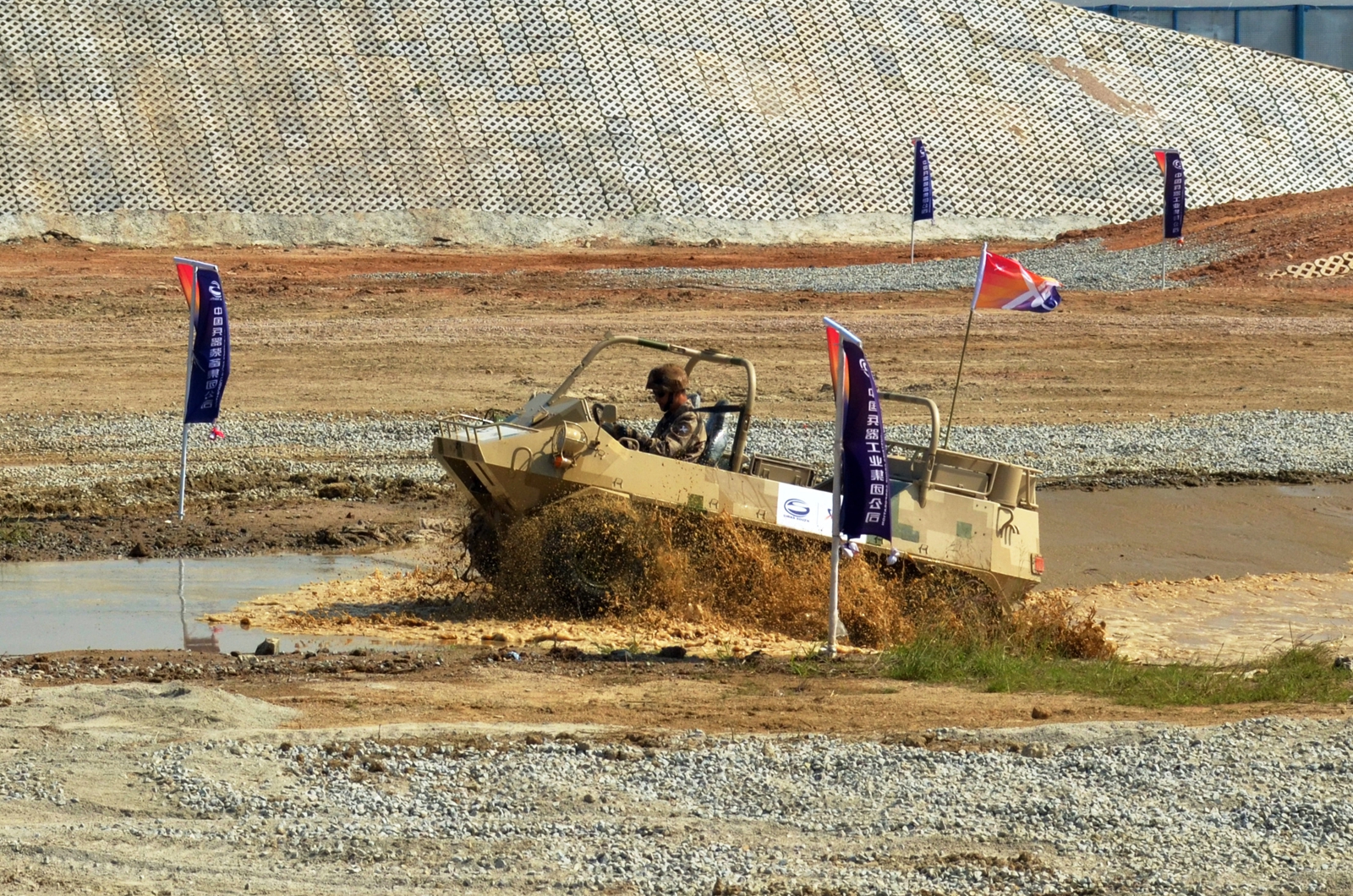 山猫全地形车秀性能动若脱兔