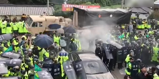 萨德发射车进星州基地 韩民众强力阻截