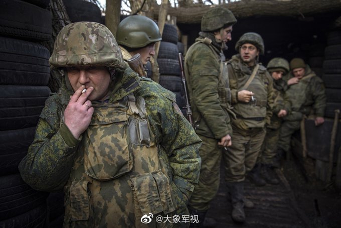 乌克兰东部武装在前线等待