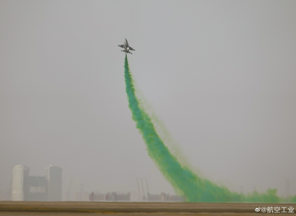中国L15高教机迪拜航展炫飞